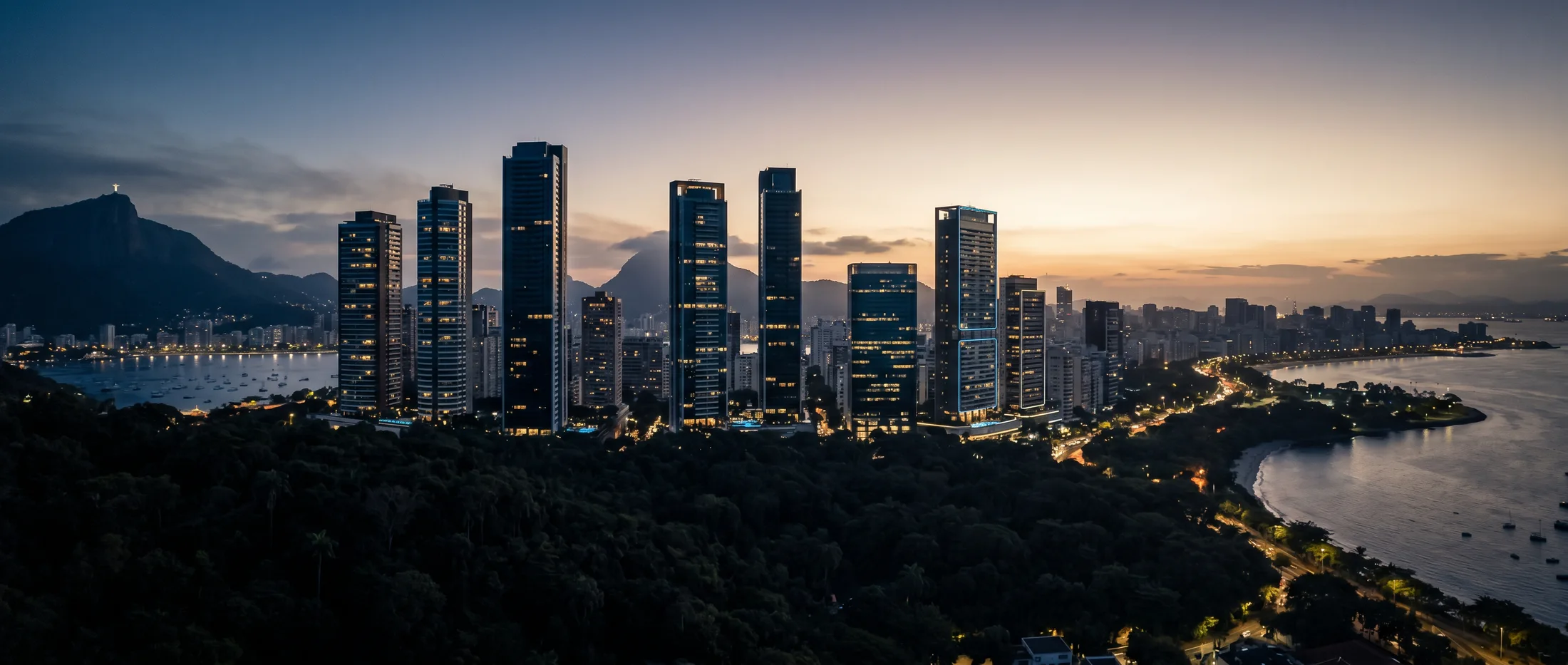 Paisagem urbana ao entardecer, com edifícios e a orla do Rio de Janeiro
