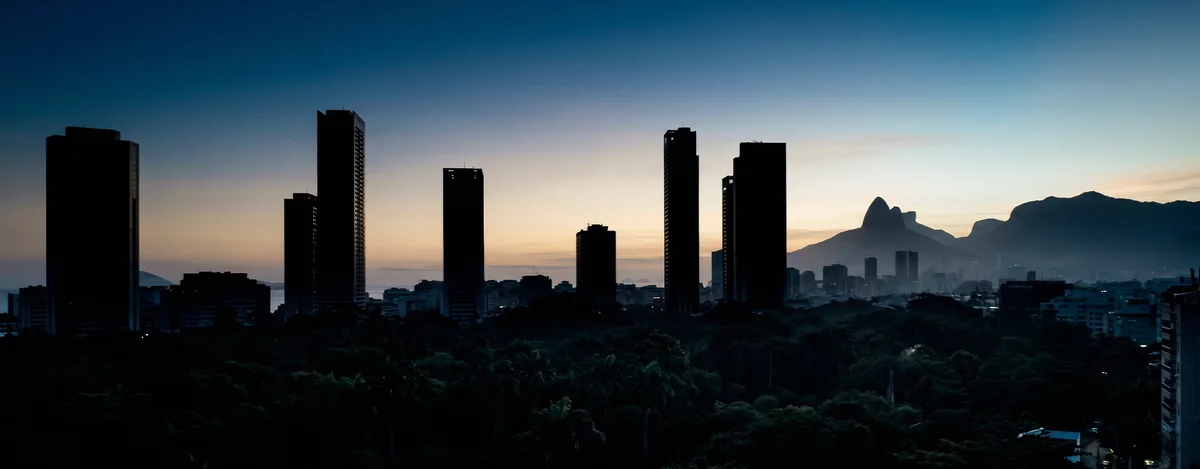 Perspectiva arquitetônica urbana com edifícios contemporâneos